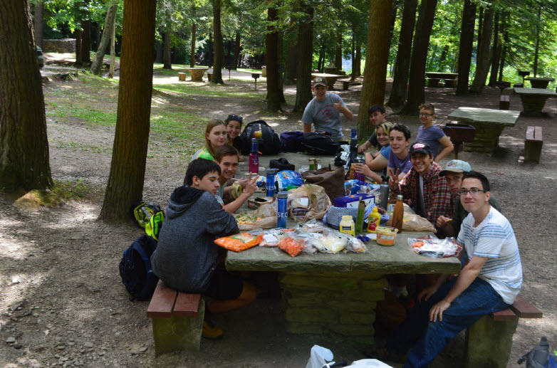 students eating lunch