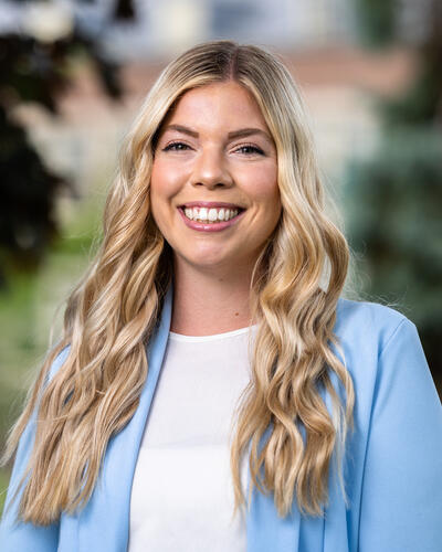 Portrait photo of Emma Orlando outside