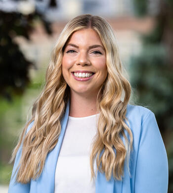 Portrait photo of Emma Orlando outside