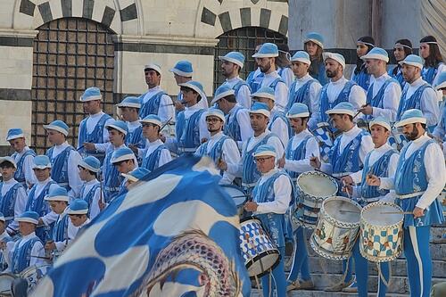 members of the Onda in blue and white on parade.