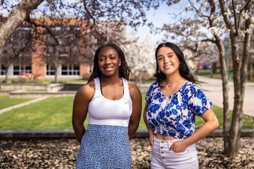 Josephine "Jo" Lewis '23, left, and Rocio Ruiz '23 (SUNY Geneseo photo/Matt Burkhartt)