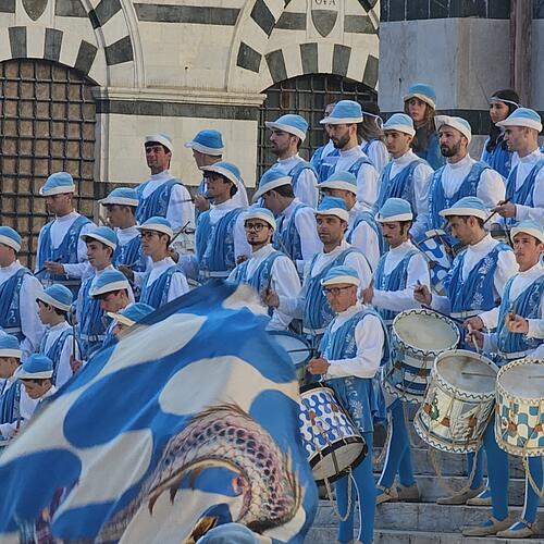 members of the Onda in blue and white on parade.