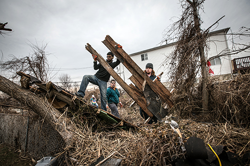 People volunteering 