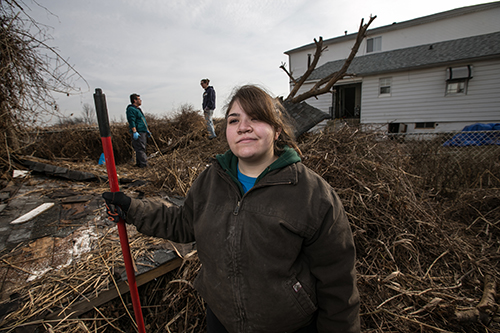 People volunteering 